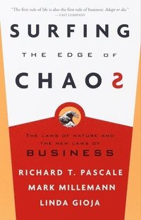 Surfing the Edge of Chaos: The Laws of Nature and the New Laws of Business (h�ftad)