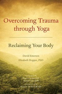 Overcoming Trauma Through Yoga (h�ftad)