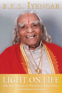 Light on Life: The Yoga Journey to Wholeness, Inner Peace, and Ultimate Freedom (h�ftad)