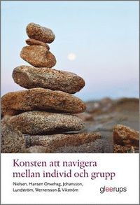 Konsten att navigera mellan individ och grupp : l�rares uppdrag i skola, f�rskola och fritidshem (h�ftad)