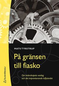 P� gr�nsen till fiasko : om ledarskapets vardag och det improviserande inflytandet (h�ftad)