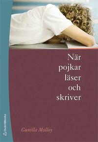 N�r pojkar l�ser och skriver (h�ftad)