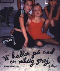 Vi h�ller p� med en viktig grej (h�ftad)