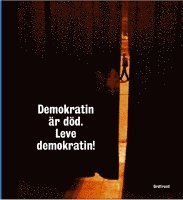 Demokratin �r d�d, leve demokratin (h�ftad)