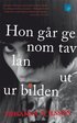 Hon g�r genom tavlan ut ur bilden