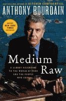 Medium Raw: A Bloody Valentine to the World of Food and the People Who Cook (hftad)