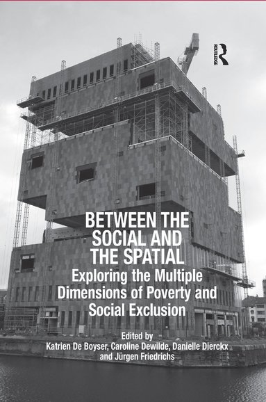 Between the Social and the Spatial (inbunden)