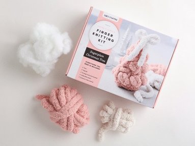 Super Simple Finger Knitting Kit Sugarplum Christmas Tree: Everything You Need Is Included: Chunky Yarn, Fiberfill, Instruction Booklet, Exclusive Step-by-Step Video, and Collectible Sticker; Begin... (häftad)