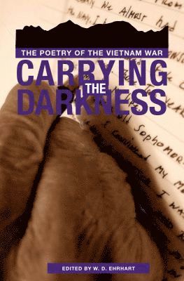 Carrying the Darkness: the Poetry of the Vietnam War (häftad)