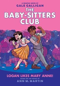 Logan Likes Mary Anne!: A Graphic Novel (the Baby-Sitters Club #8): Volume 8 (inbunden)