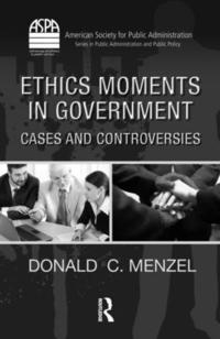 Ethics Moments in Government (inbunden)