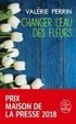 Changer l'eau des fleurs