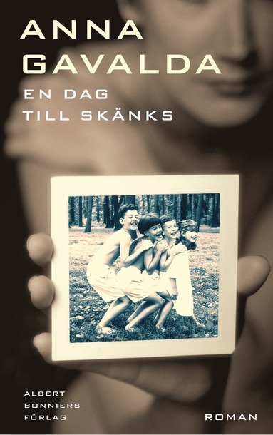 En dag till sknks (inbunden)
