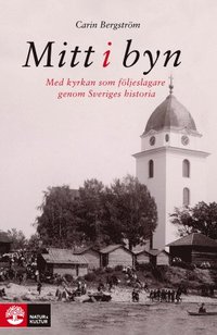 Mitt i byn : med kyrkan som fljeslagare genom Sveriges historia (hftad)