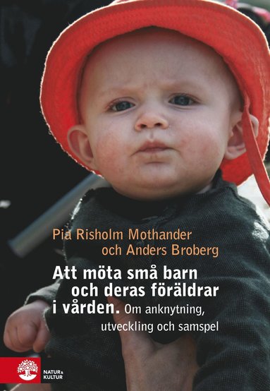 Att mta sm barn och deras frldrar i vrden : Om utveckling, anknytning (inbunden)