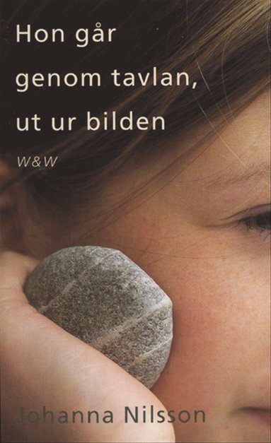 Hon gr genom tavlan ut ur bilden (inbunden)