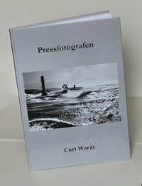 PRESSFOTOGRAFEN : CURT WARÅS som bok, ljudbok eller e-bok.