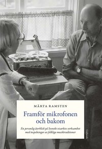 Framför mikrofonen och bakom : en personlig återblick på Svenskt visarkivs verksamhet med inspelningar av folkliga musiktraditioner (häftad)