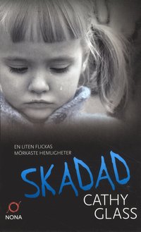 Skadad : den sanna berttelsen om ett bortglmt barn (pocket)