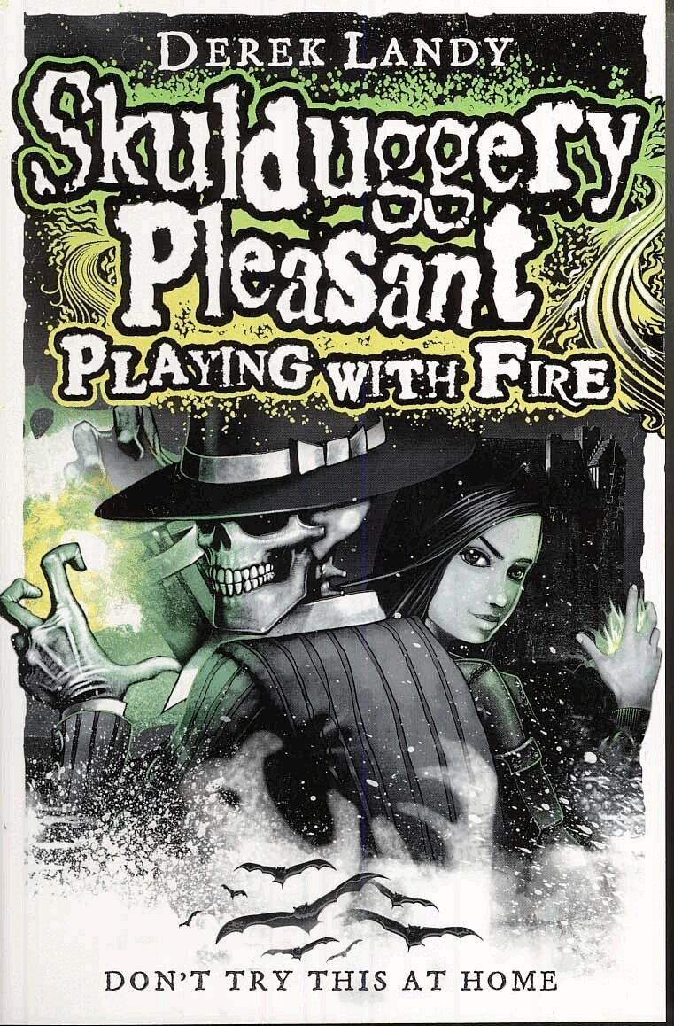 Derek Landy - Playing with fire, Pocket