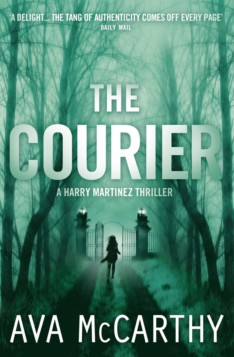 Ava McCarthy - Courier, Häftad