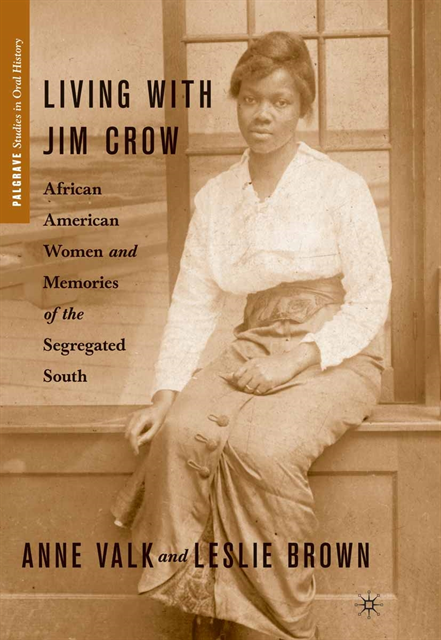 A. Valk, L. Brown - Living with Jim Crow, E-bok