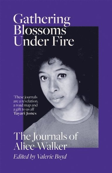 Gathering Blossoms Under Fire av Alice Walker, Valerie Boyd