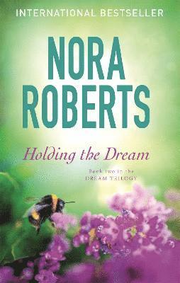 Nora Roberts - Holding The Dream, Häftad. Tillgänglighet: Lägg i varukorg