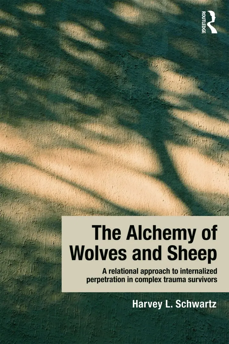 Harvey L. Schwartz - Alchemy of Wolves and Sheep: A Relational Approach to Internalized Perpetration in Complex Trauma Survivors, Inbunden. Tillgänglighet: Lägg i varukorg