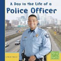 Heather Adamson - Community Helpers at Work Day in the Life of a Police Officer, Häftad