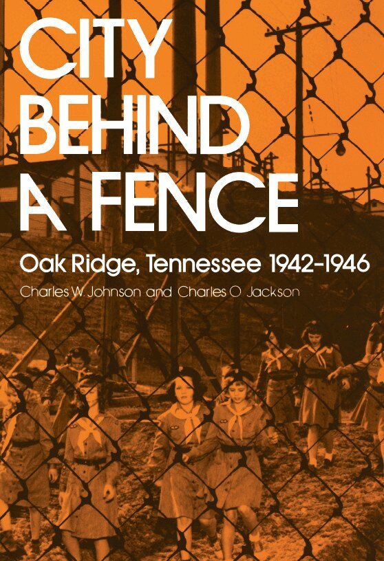 Charles W. Johnson - City Behind Fence, Inbunden. Tillgänglighet: Tillfälligt slut