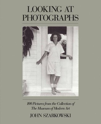 Looking at Photographs: 100 Pictures from the Collection of, Häftad
