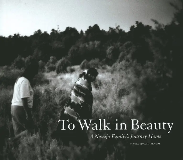 Stacia Spragg-Braude - To Walk in Beauty, Inbunden. Tillgänglighet: Lägg i varukorg