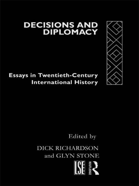 Glyn Stone, Professor Glyn A Stone, Dick Richardson - Decisions and Diplomacy, E-bok