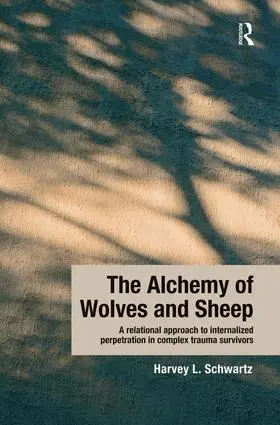 Harvey L. Schwartz - Alchemy of Wolves and Sheep: A Relational Approach to Internalized Perpetration in Complex Trauma Survivors, Häftad. Tillgänglighet: Lägg i varukorg