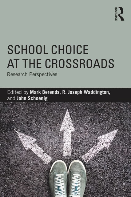 John Schoenig, R. Joseph Waddington, Mark Berends - School Choice at the Crossroads, E-bok