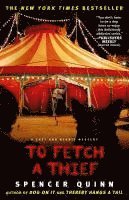Spencer Quinn - To Fetch a Thief: A Chet and Bernie Mystery, Häftad