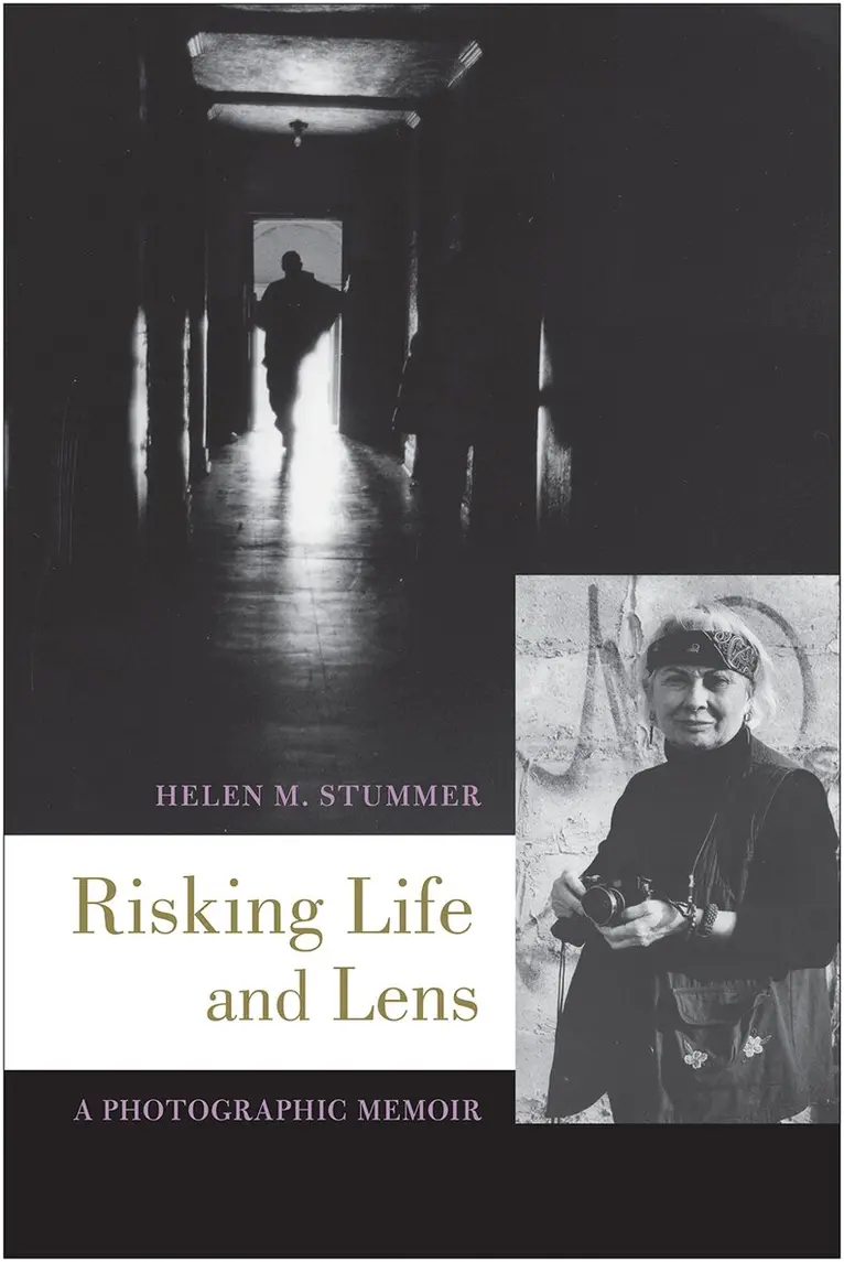 Helen M. Stummer - Risking Life and Lens, Inbunden. Tillgänglighet: Tillfälligt slut