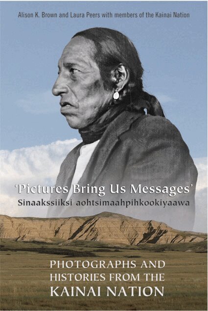 Alison Brown, Laura Peers - Pictures Bring Us Messages / Sinaakssiiksi Aohtsimaahpihkookiyaawa, E-bok