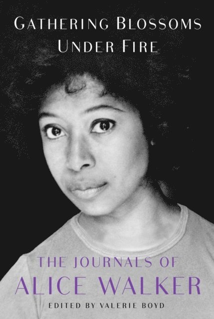 Alice Walker, Valerie Boyd - Gathering Blossoms Under Fire, E-bok