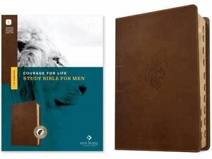 Tyndale, Ann White, Robbie Goss - NLT Courage for Life Study Bible for Men (Leatherlike, Rustic Brown Lion, Indexed, Filament Enabled), Inbunden