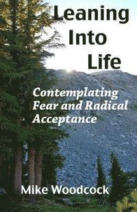 Mike Woodcock - Leaning Into Life: Contemplating Fear and Radical Acceptance, Häftad