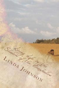 Linda Johnson - Living Life in the Shadow of the Foreshadow, Häftad. Tillgänglighet: Lägg i varukorg