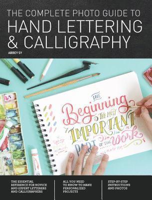 Abbey Sy - The Complete Photo Guide to Hand Lettering and Calligraphy: The Essential Reference for Novice and Expert Letterers and Calligraphers, Häftad