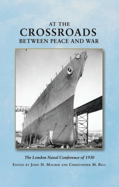 John H Maurer - At the Crossroads Between Peace and War, E-bok