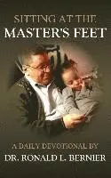 Ronald L Bernier - Sitting At The Master's Feet --- A Daily Devotional, Inbunden. Tillgänglighet: Lägg i varukorg