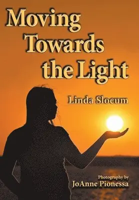 Linda Slocum - Moving Towards the Light, Häftad. Tillgänglighet: Lägg i varukorg