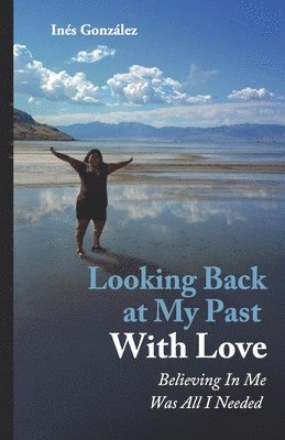 Inés González - Looking Back At My Past With Love, Häftad
