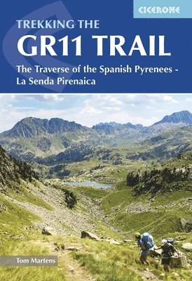 Trekking the GR11 Trail av Tom Martens