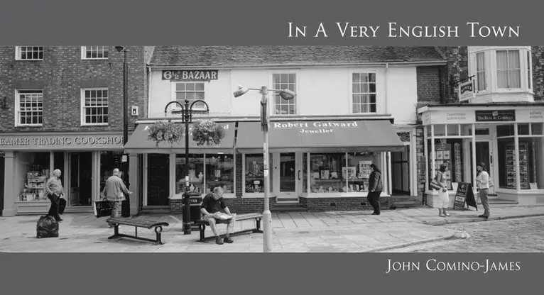 John Comino-James - In A Very English Town, Inbunden. Tillgänglighet: Lägg i varukorg